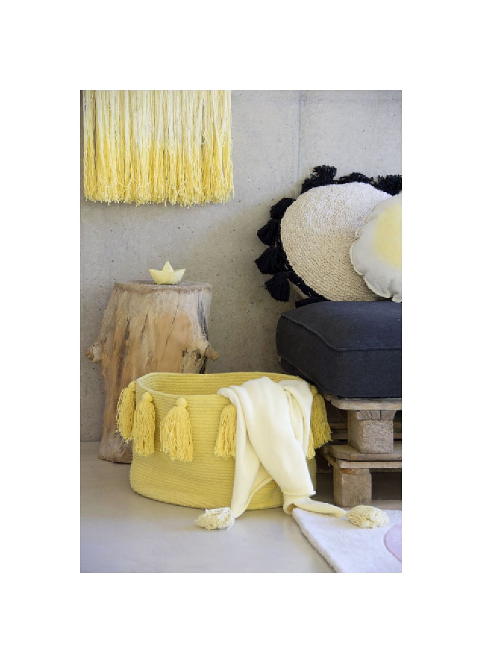 BASKET TASSELS YELLOW (30X45)