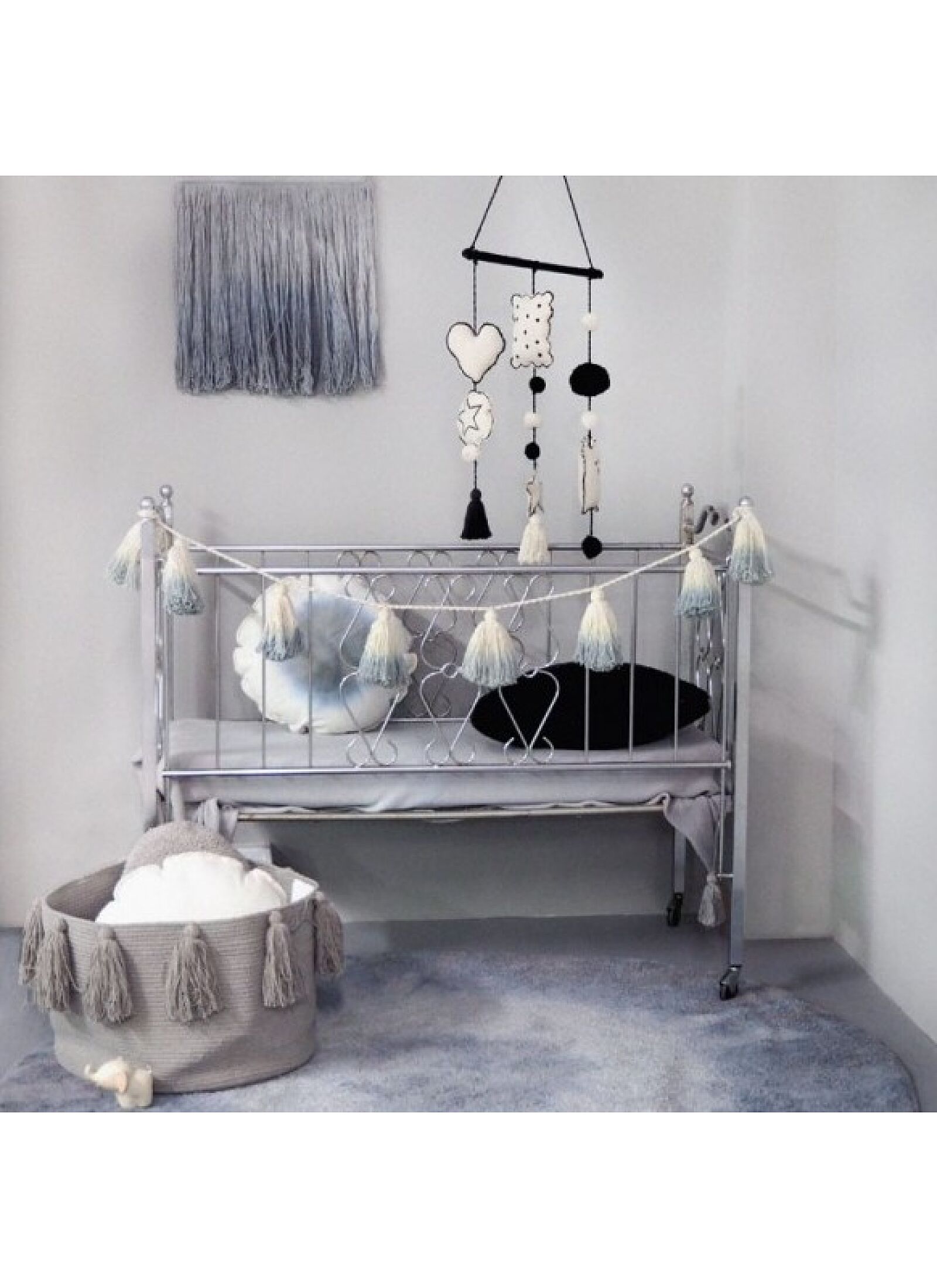 BASKET TASSELS LIGHT GREY (30X45)