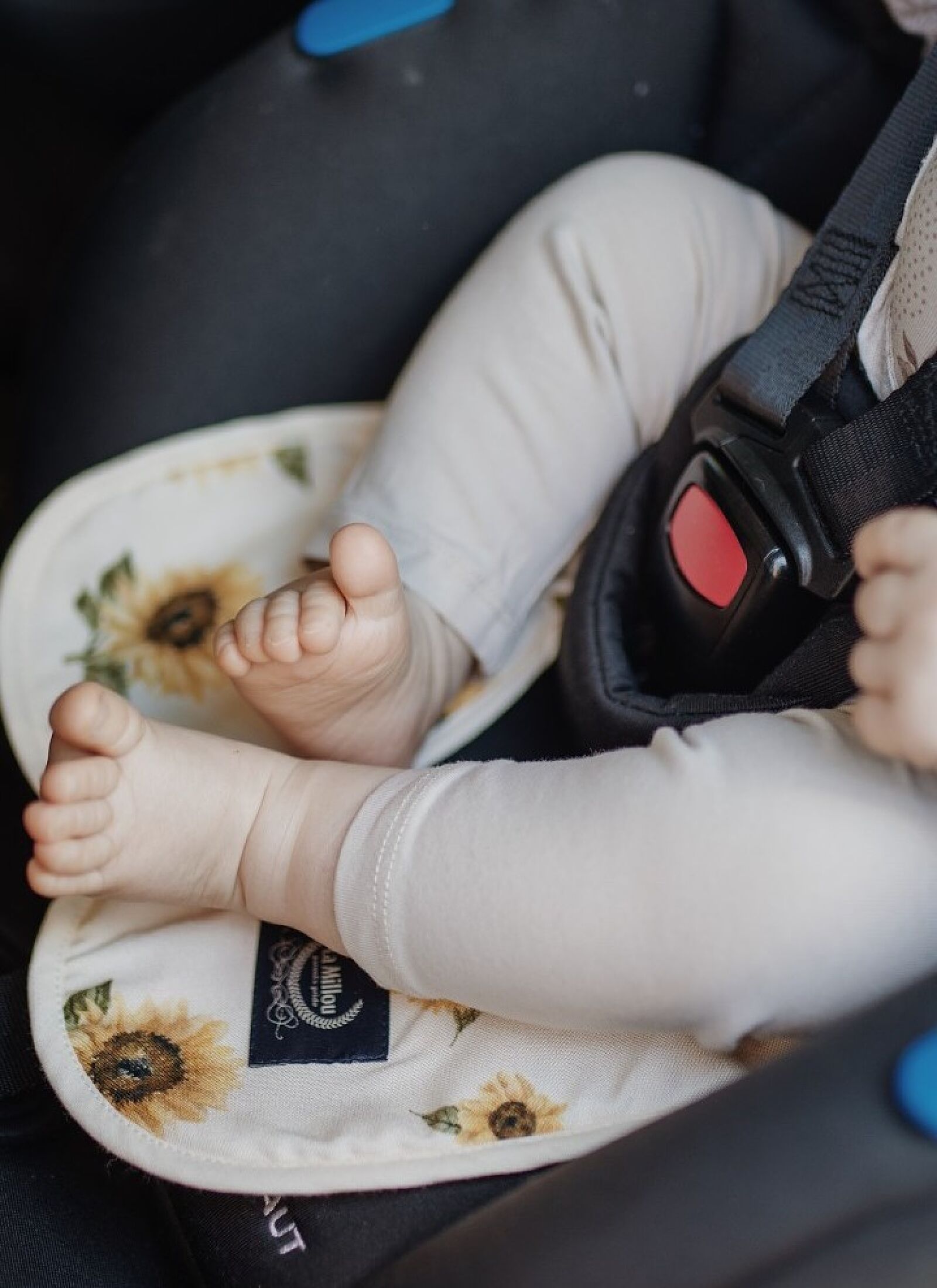CAR SEAT PROTECTOR BANDANA MOCCA