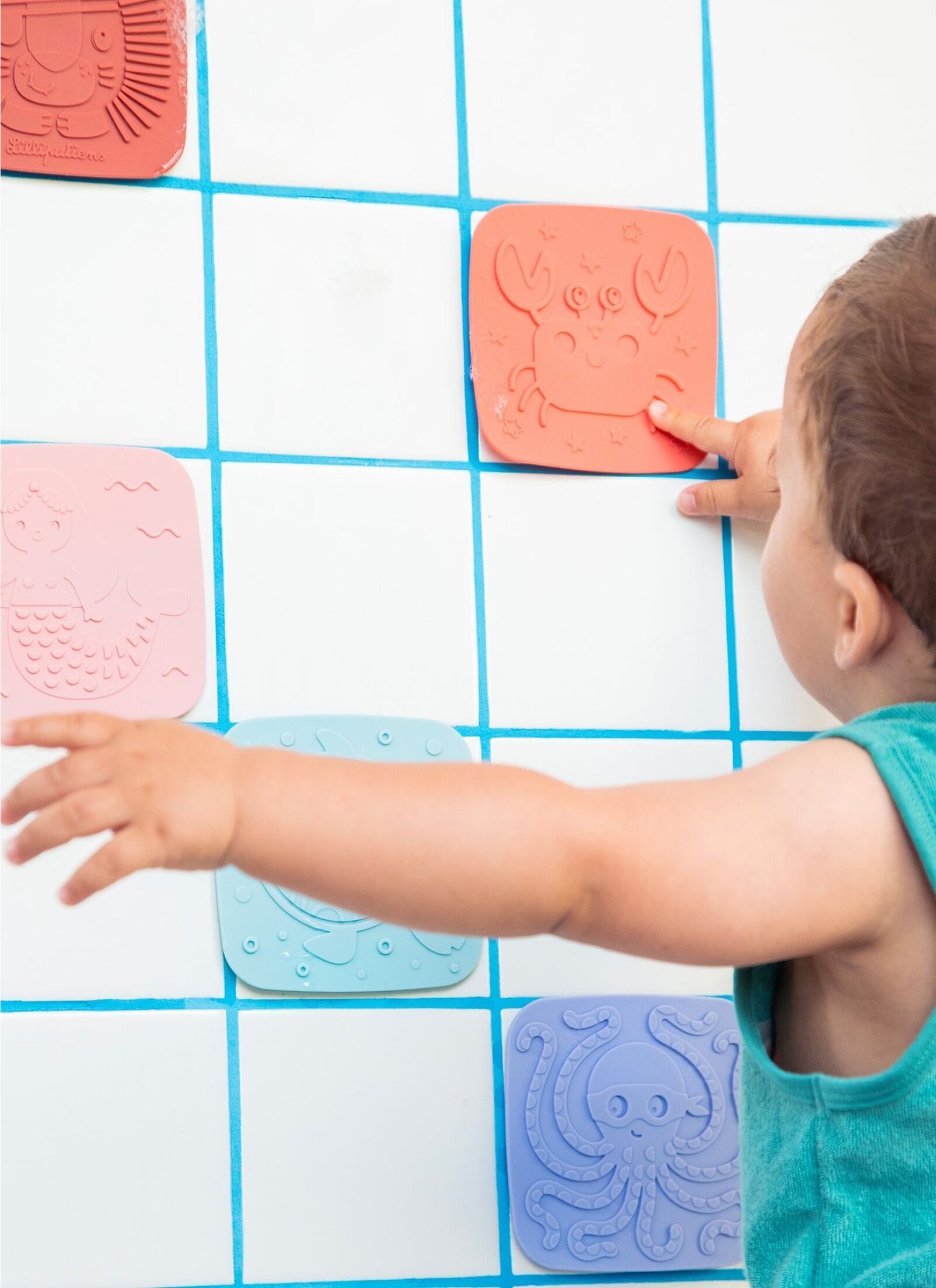 BATH TOY WITH 5 SILICONE MATS