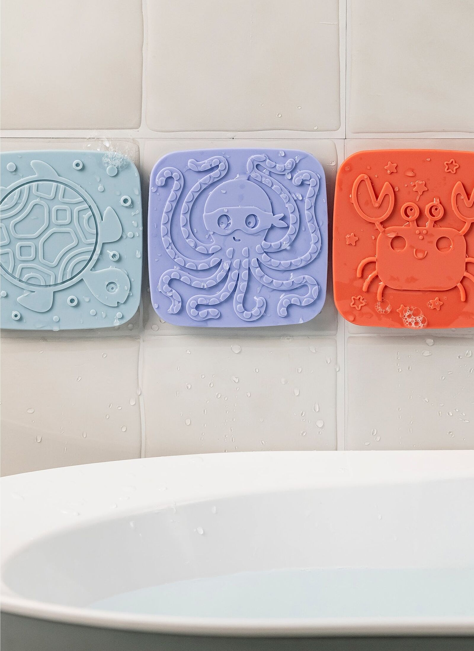 BATH TOY WITH 5 SILICONE MATS