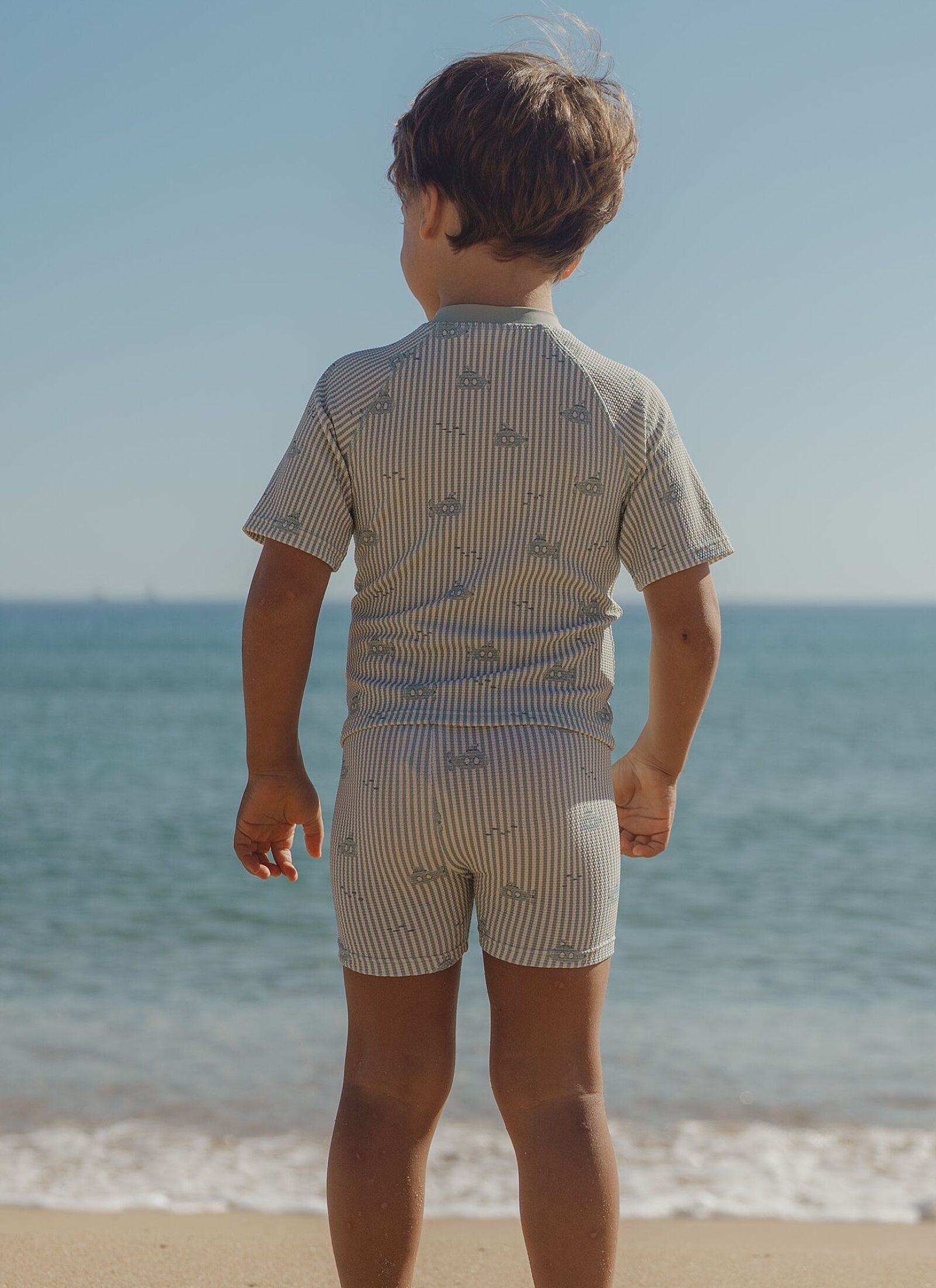 SET SHORT SLEEVED T-SHIRT AND SWIMSUIT OCEAN ADVENTURE