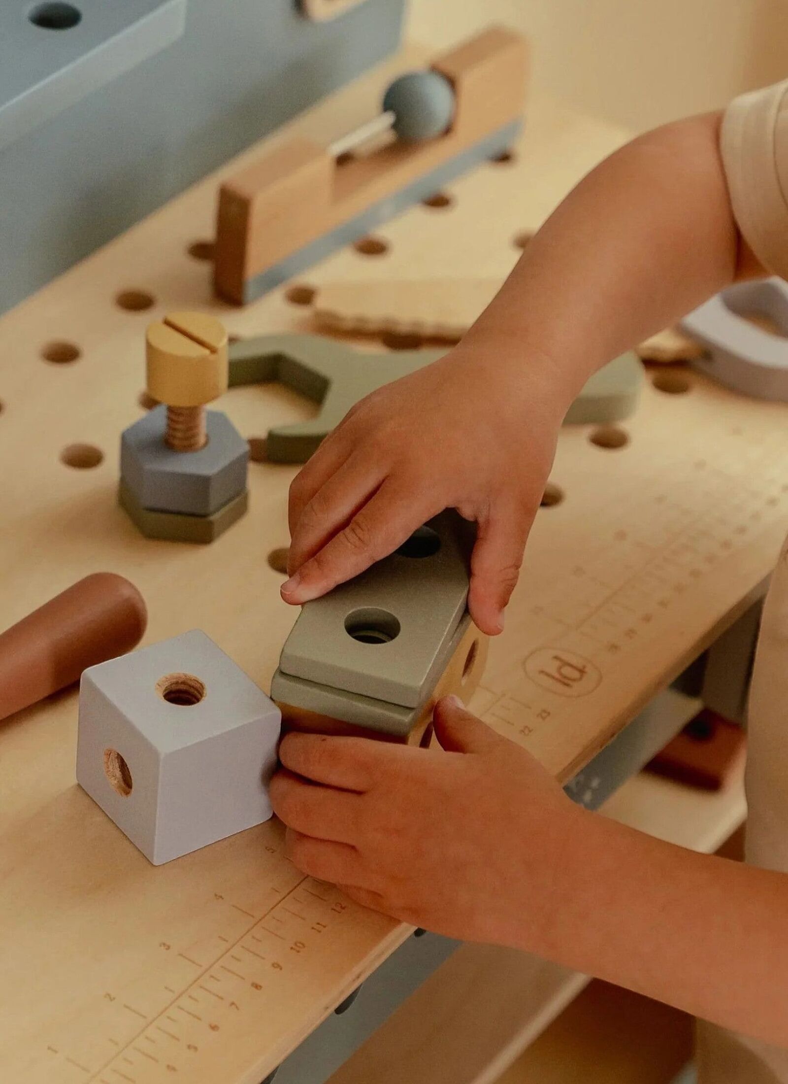 WOODEN WORKBENCH