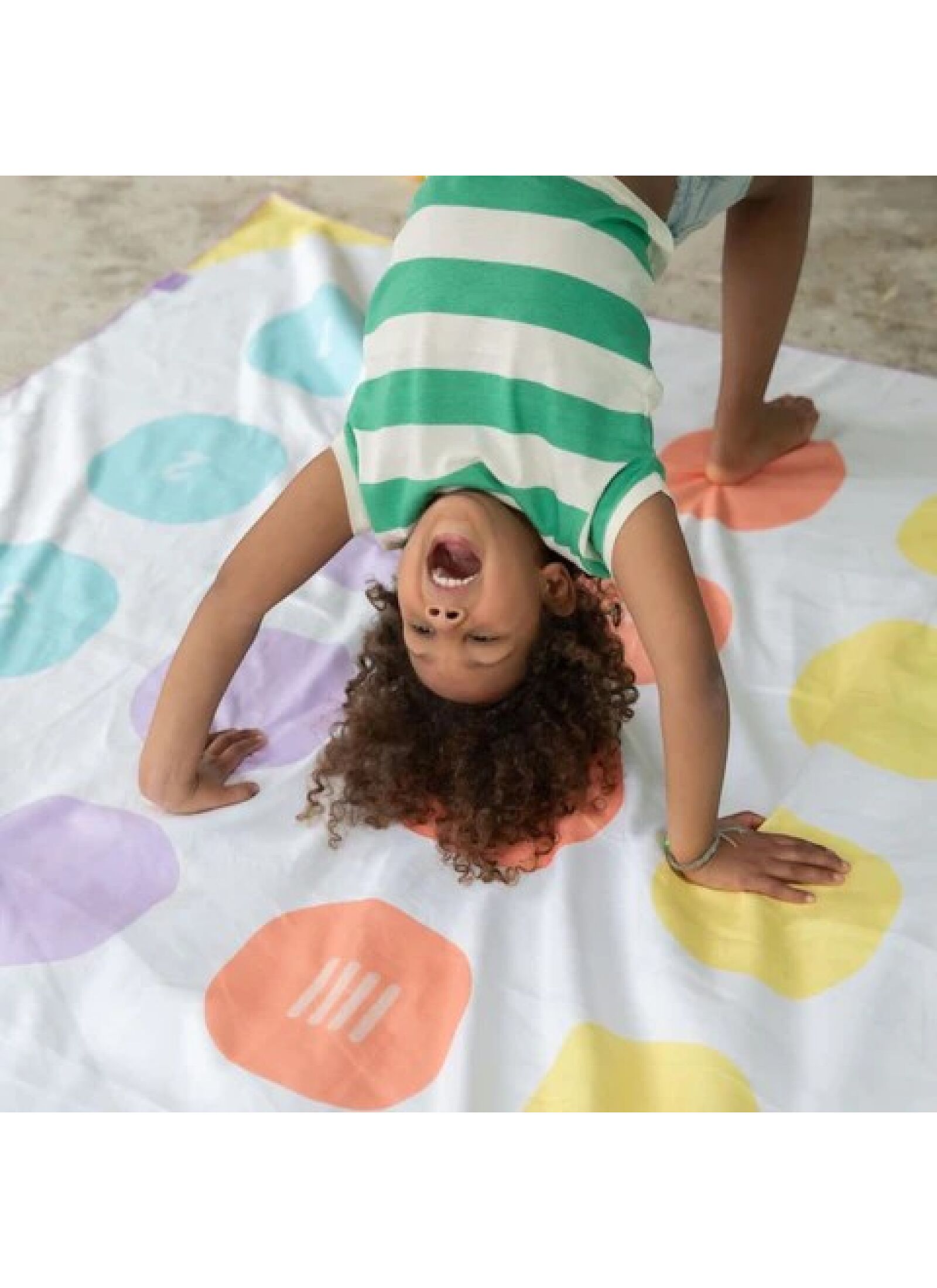 CHILDREN'S BEACH TOWEL BALANCE GAME