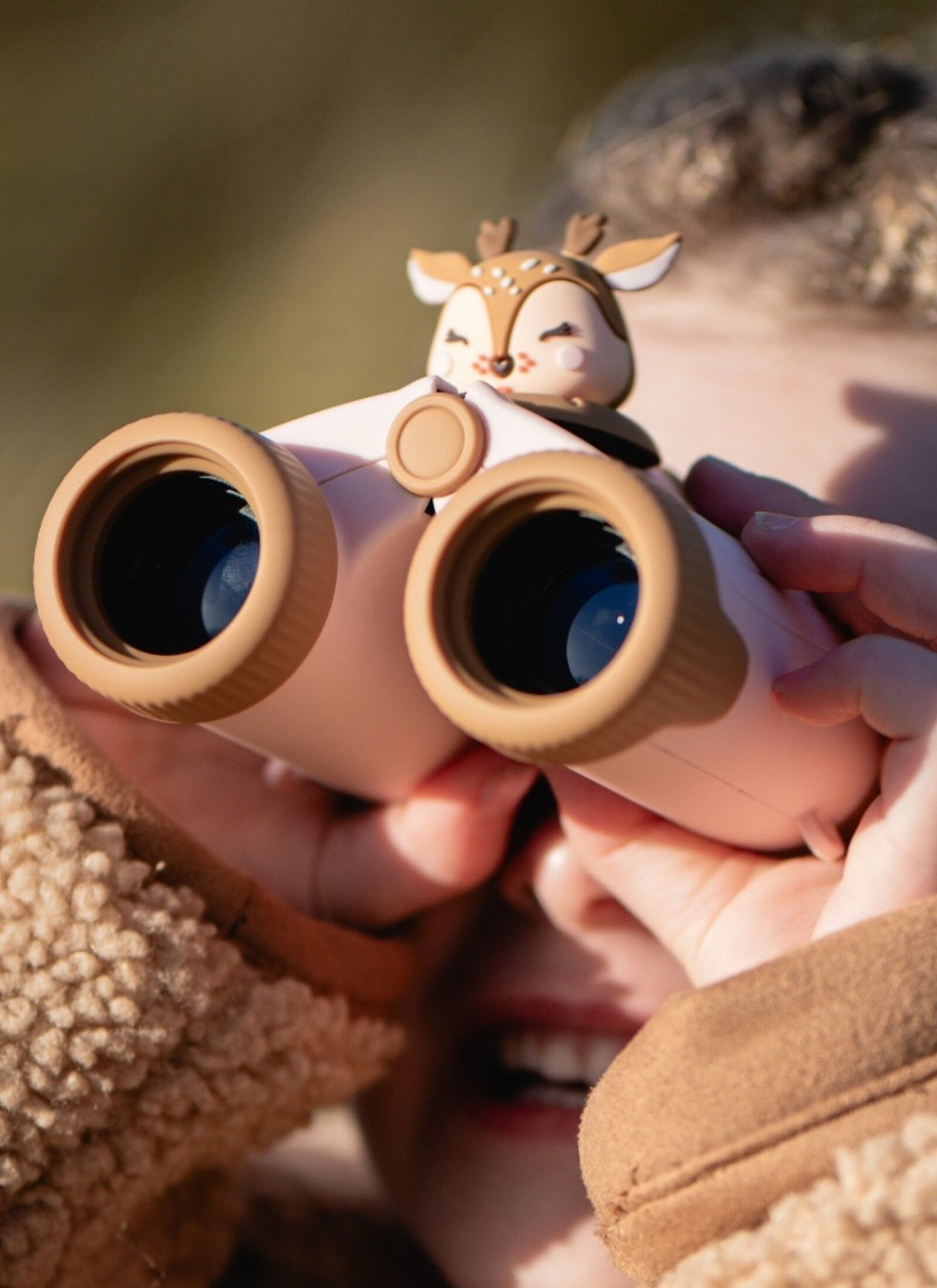 BINOCULARS ZOO EYES DEER