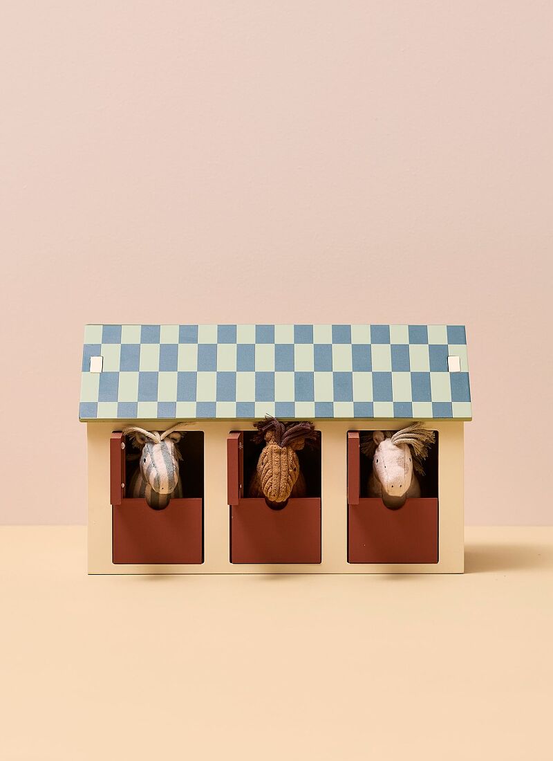 WOODEN STABLE WITH 3 HORSES
