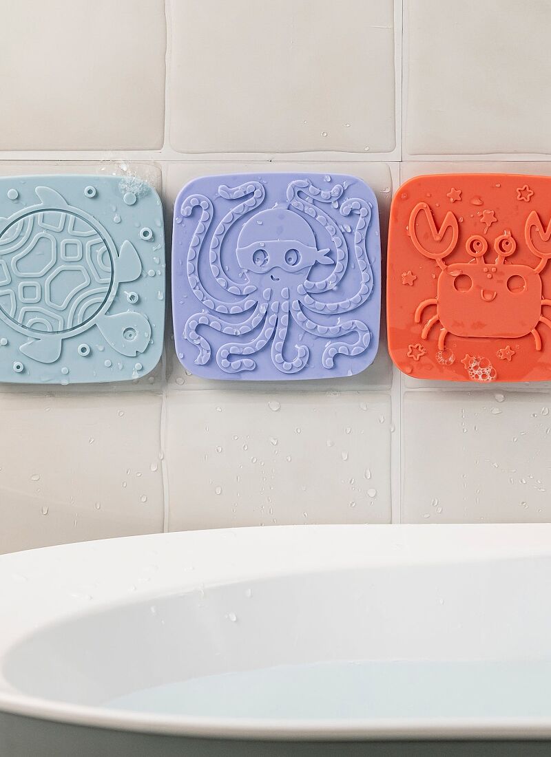 BATH TOY WITH 5 SILICONE MATS