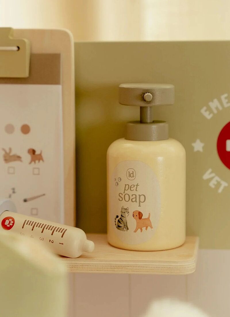 WOODEN TOY VATERINARY