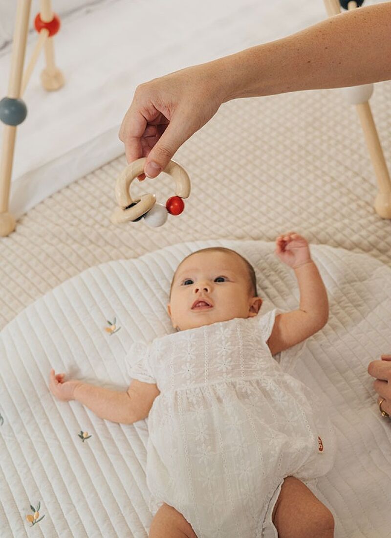 WOODEN RATTLE BEADS HIGH CONTRAST