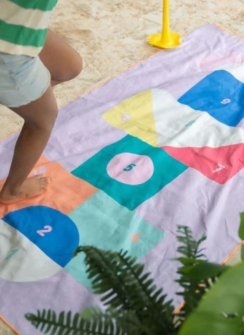 CHILDREN'S BEACH TOWEL HOPSCOTCH