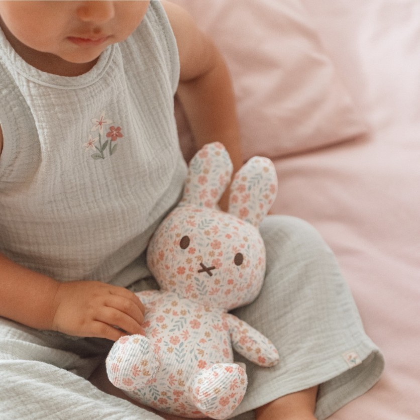 ΜΑΛΑΚΟ ΠΑΙΧΝΙΔΙ 20εκ. MIFFY LUCKY BLOSSOM ALL OVER