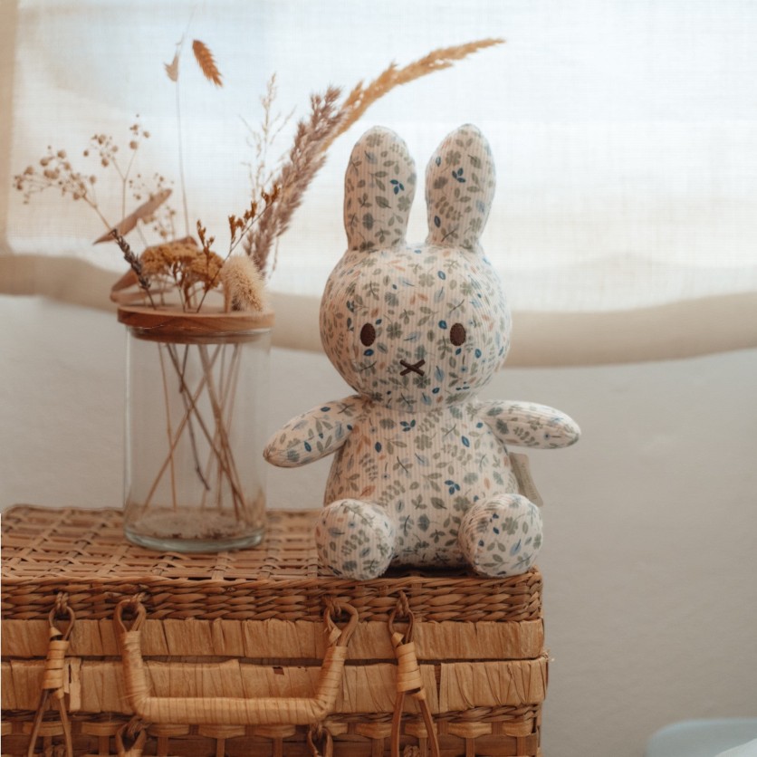 ΜΑΛΑΚΟ ΠΑΙΧΝΙΔΙ 20εκ. MIFFY LUCKY LEAVES ALL OVER