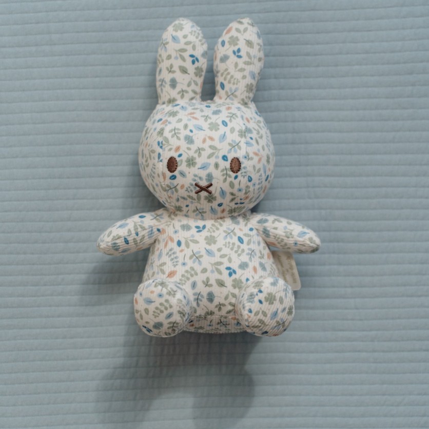 ΜΑΛΑΚΟ ΠΑΙΧΝΙΔΙ 20εκ. MIFFY LUCKY LEAVES ALL OVER